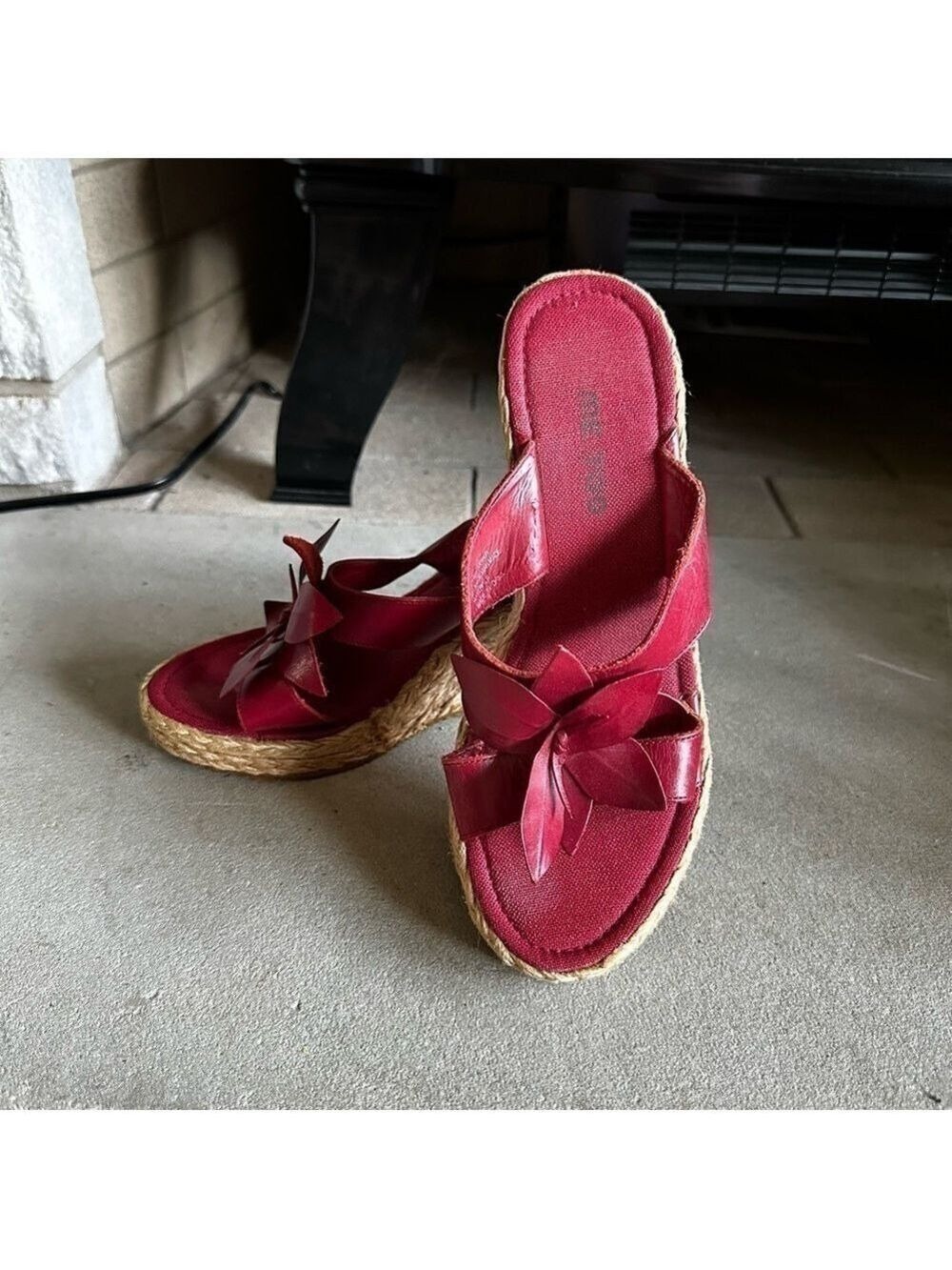Me Too red flower wedge sandal size 7